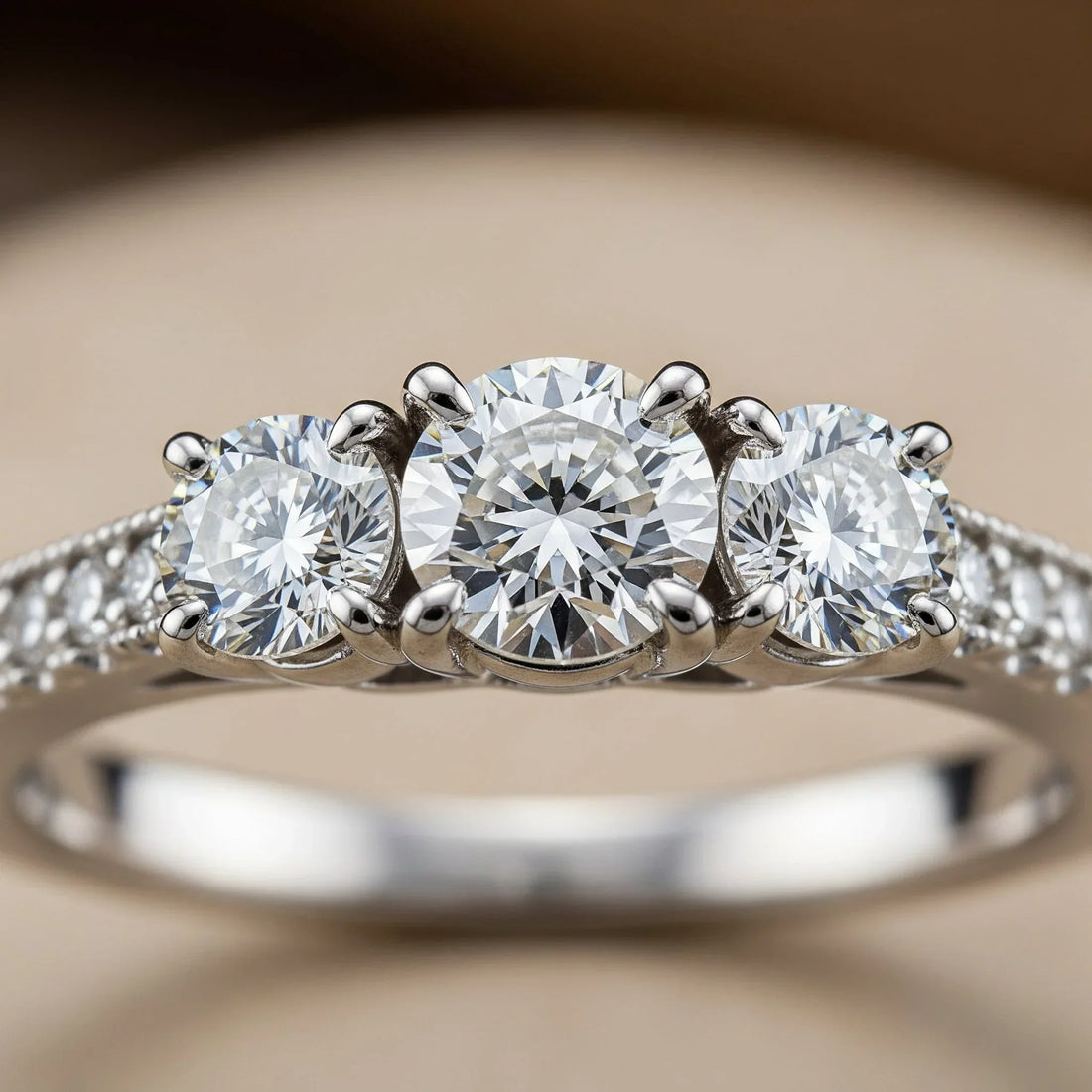 Accessori preziosi in oro bianco 18k con diamanti naturali.