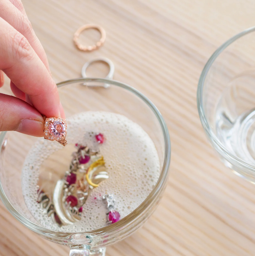 Come Pulire e Prendersi Cura dei Tuoi Gioielli: Consigli dall'Atelier Diamanti di Roma