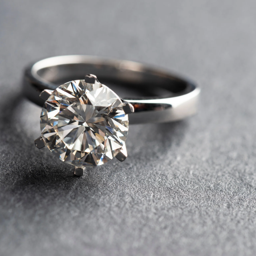Anello di diamanti elegante e lussuoso a Roma di Atelier Diamanti
