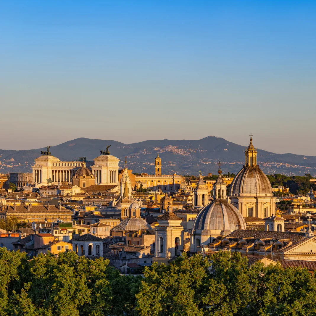 Coppia in proposta di matrimonio in un luogo romantico e segreto di Roma, con anello di Atelier Diamanti e Gioielli