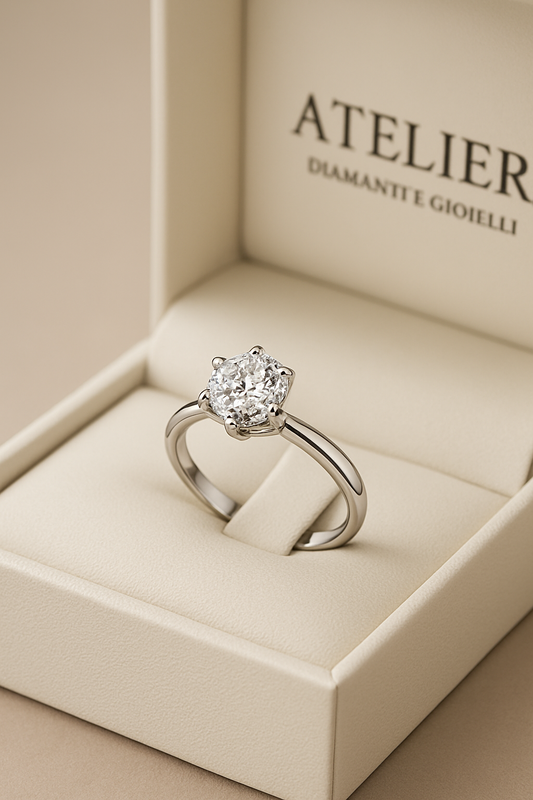 Anello di fidanzamento in oro bianco con diamante solitario in elegante astuccio Atelier Diamanti a Roma, gioielleria specializzata in proposte di matrimonio.