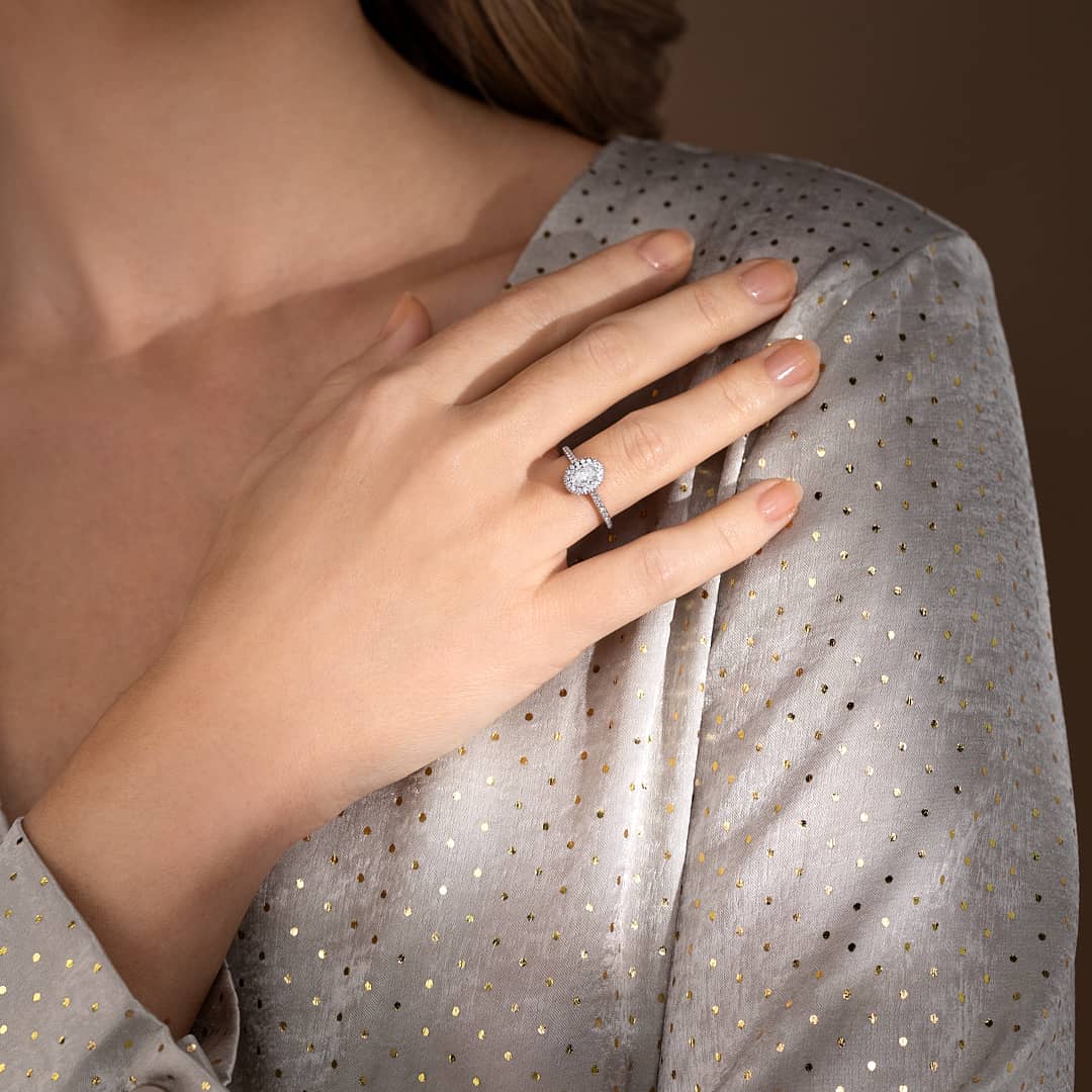 L'Anello di Fidanzamento a Roma: Guida Definitiva per una Proposta Perfetta con&nbsp;Atelier Diamanti e Gioielli