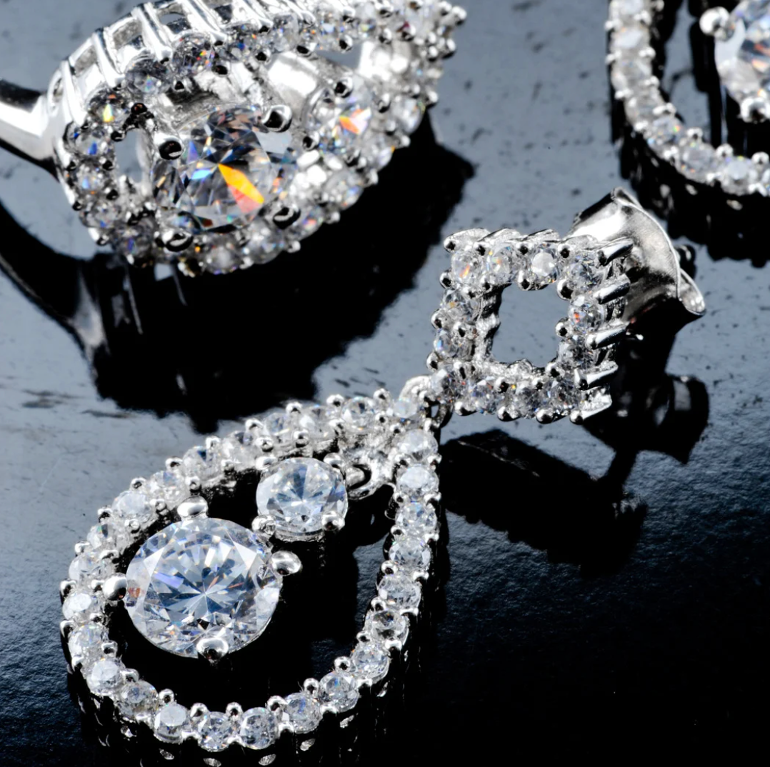 Diverse forme di diamante (rotondo, princess, ovale, smeraldo, pera) disponibili presso Atelier Diamanti a Roma.