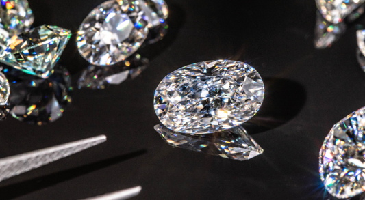 L'Anello di Fidanzamento Perfetto a Roma: Dove Trovare il Diamante che Racconta il Vostro Amore Eterno