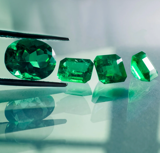 Smeraldi naturali luminosi con tonalità verde intenso
