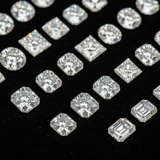 Una varietà di tagli di diamante in mostra presso Atelier Diamanti a Roma: brillante, princess, cuscino, smeraldo e altri.